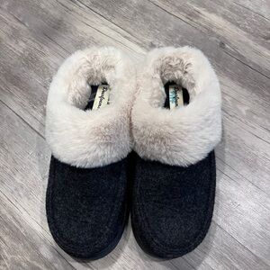 Dearfoam Gray and Cream Slippers